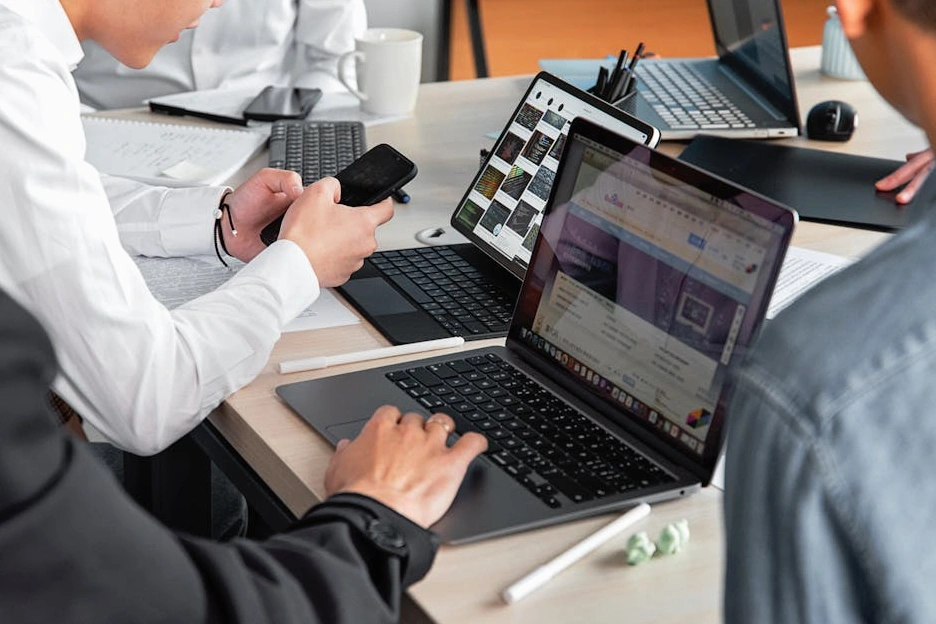 Nowoczesne biuro z zespołem pracującym nad strategią marketingową.